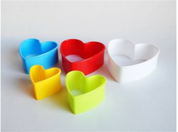 Műanyag szív alakú kiszúró forma készlet 5 db-os
