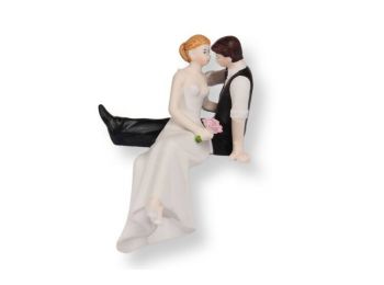 Torta szélén ülő nászpár esküvői tortadísz
