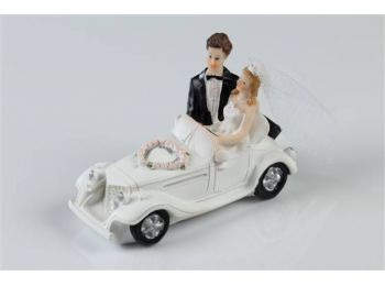 Autós nászpár esküvői tortadísz