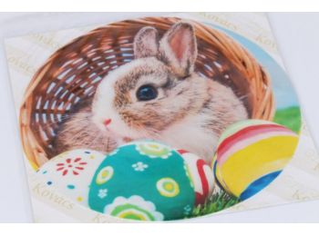 Húsvéti nyúl tojások között tortaostya