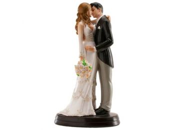 Ölelkező pár menyasszonyi csokorral esküvői tortadísz