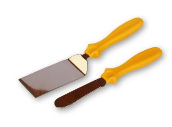Színes nyelű süteménylapát kis méretű spatulával