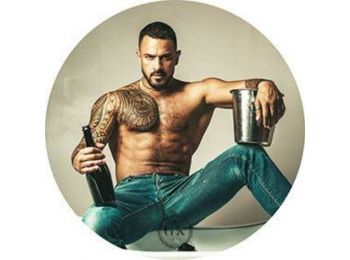 Tetovált pasi tortaostya