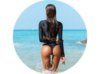 Nő feketében a tengerparton tortaostya