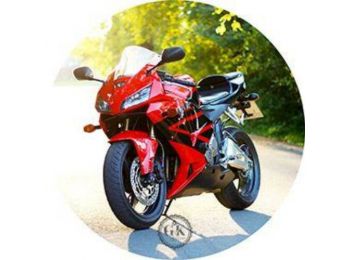 Piros sportmotor tortaostya