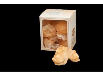 18 db közepes méretű arany színű ostyarózsa