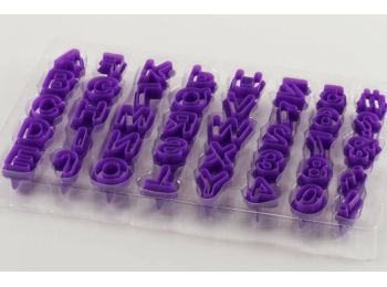 40 részes betű, szám és írásjel kiszúró készlet