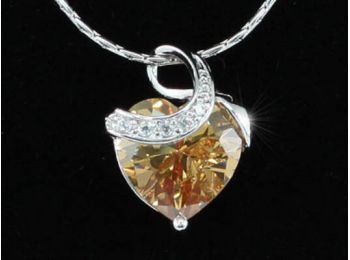 Szíves Swarovski kristályos nyaklánc borostyán szinű szív alakú medállal