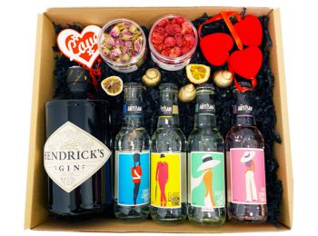 Exkluzív Valentin  napi Hendricks Gin Tonik szett Dobozban Hendricks perzsarózsás gömbbel