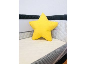 BabyLion Csillag alakú párna - Sárga