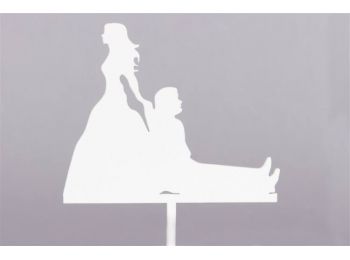 Fehér hazahúzós nászpár esküvői tortadísz sziluett