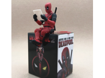 Deadpool ülő, olvasó kis minifigura